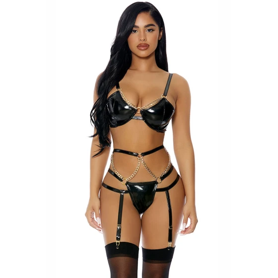 Ensemble wet look noir J Lingerie sur mannequin, soutien-gorge et jarretelles avec chaînes — photo L’Éveil des Sens