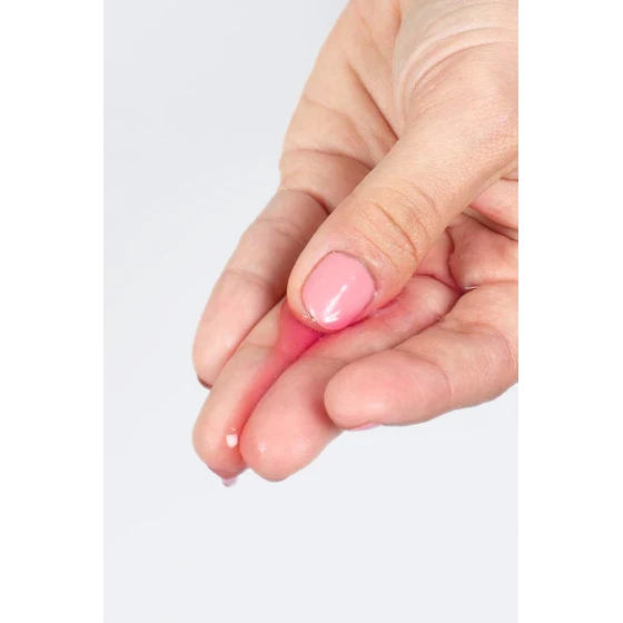 Goutte de lubrifiant Secret Play transparent sur le bout du doigt, texture gel pour massage et intimité