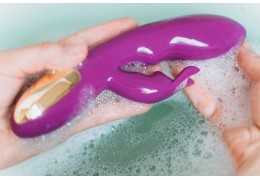 Comment bien nettoyer ses sextoys ? Guide d'entretien pour une hygiène parfaite